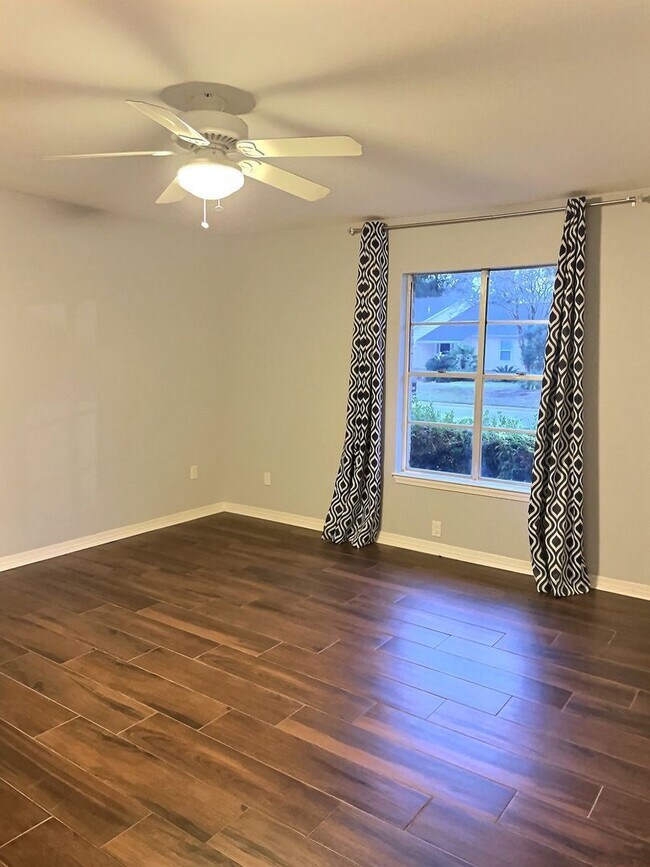 Building Photo - 3 BD 2 BA Home in the Bayou View School Di...