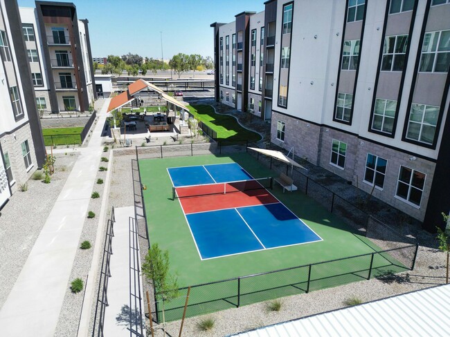 Building Photo - Somerset Upscale Apartments