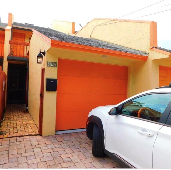 Building Photo - 797 S Riverside Dr