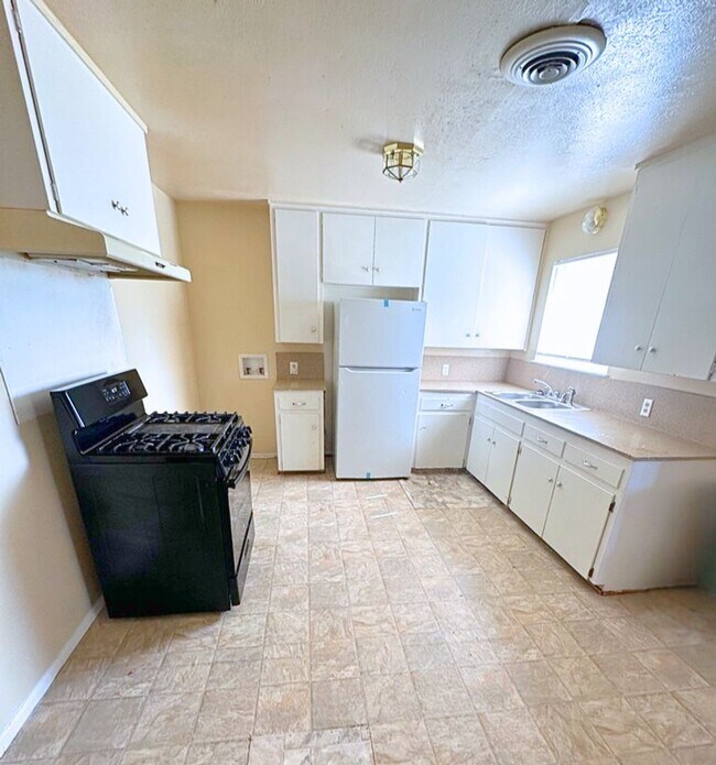 Building Photo - AVAILABLE NOW!