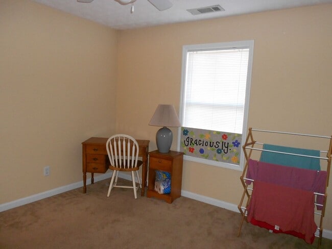 Building Photo - Large 4 Bedroom Home, so close to campus!