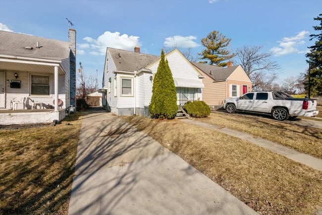 Building Photo - $1095 3 bedroom bungalow
