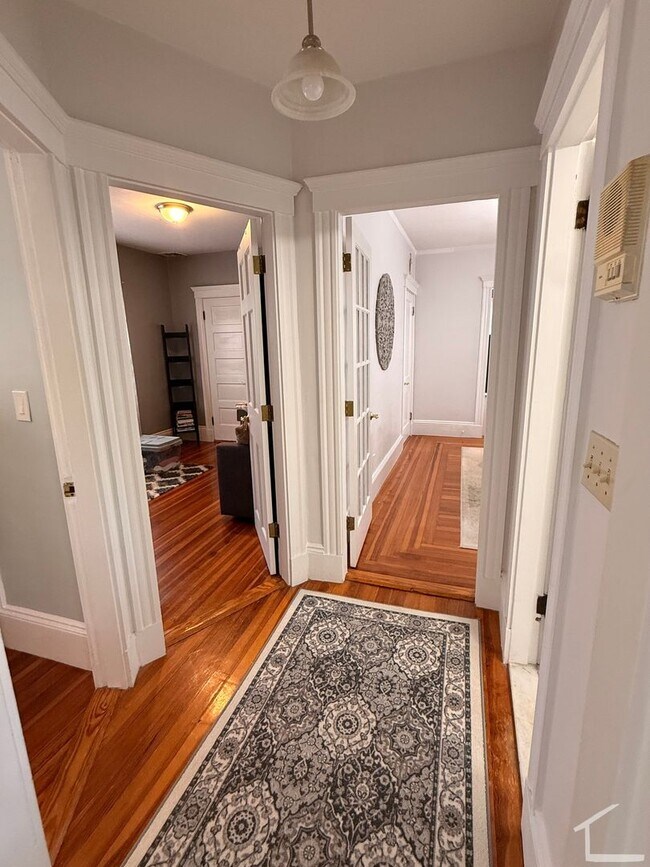 Building Photo - Beautiful, Spacious 2.5 bed in Brighton w/ Parking and Private Laundry!