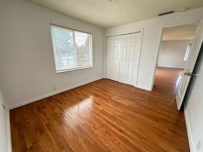 Building Photo - White Center - 3 Bedroom / 1.5 Bath Rambler