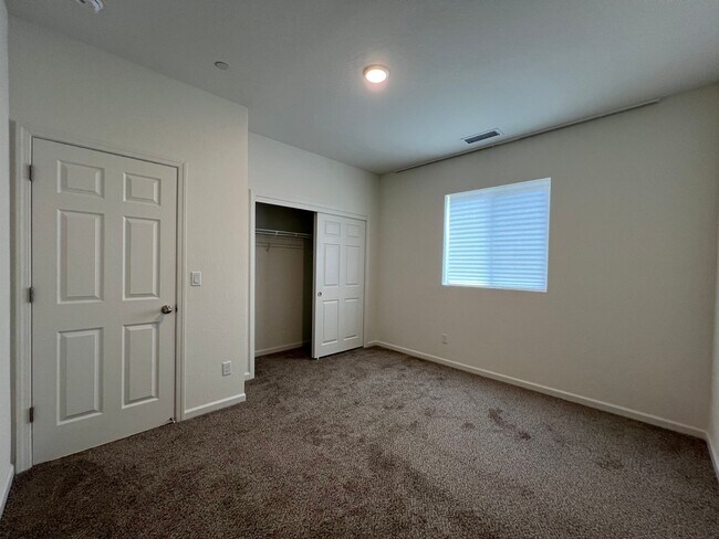 Building Photo - 3-bedroom, 2-bath home in Lemoore