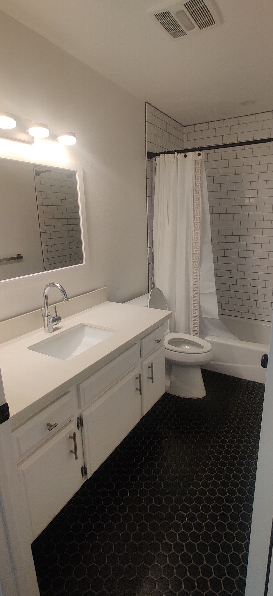 Building Photo - 745 Main St