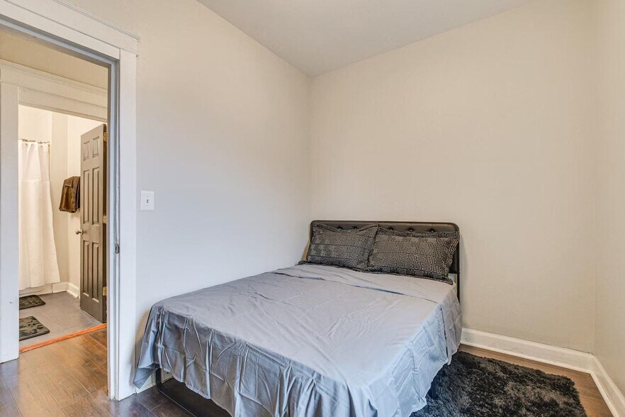 Building Photo - 7440 S Ingleside Ave