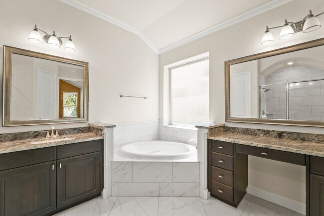 Building Photo - 9339 Fairfield Oaks Ln