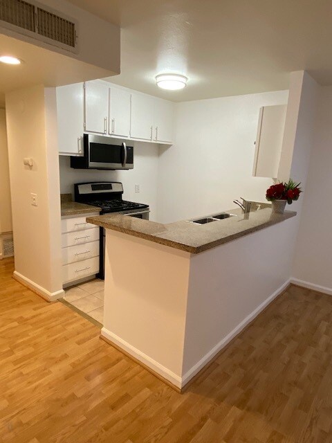 Building Photo - 10331 Lindley Ave