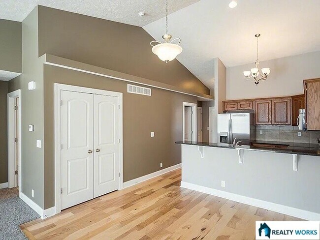 Building Photo - Spacious 4 Bed, 3 Bath Townhome with finished Basement