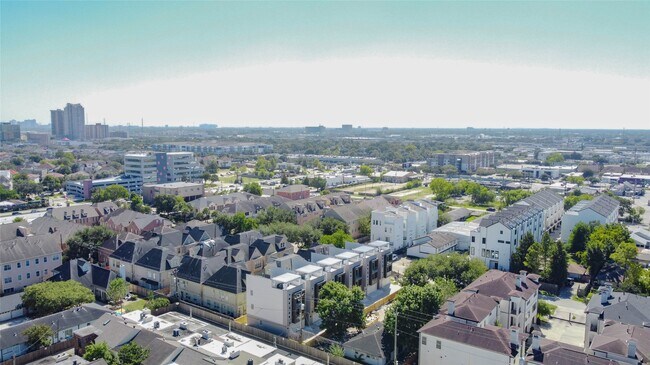 Building Photo - 5640 Dolores St