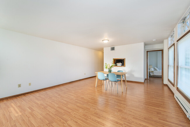 bright spacious living/dinning comb room - 21 Springfield Ave