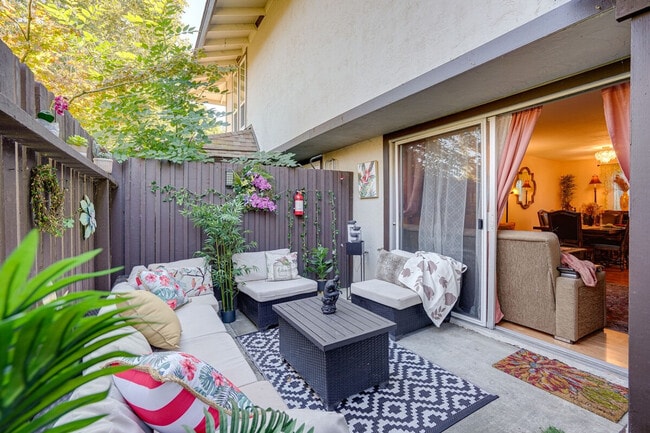 Building Photo - 5474 Roundtree Pl