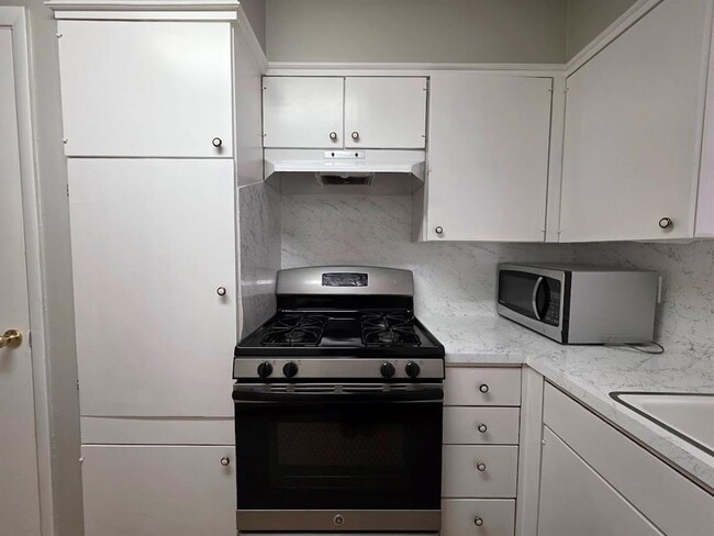 Building Photo - 701 E 45th St