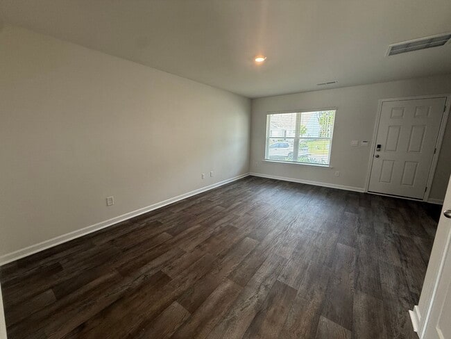 Building Photo - 3913 Falcon Ct