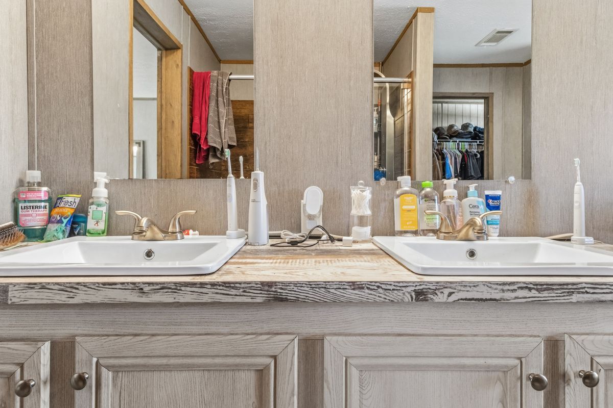 Building Photo - 134 N Larry Dr