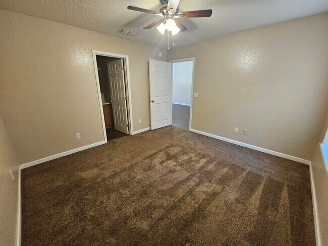 Building Photo - 107 Lively Oaks Dr