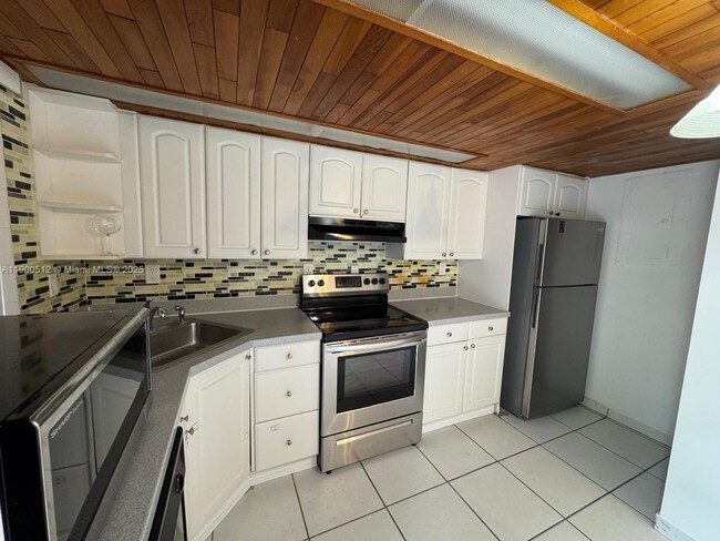 Primary Photo - 9155 Fontainebleau Blvd