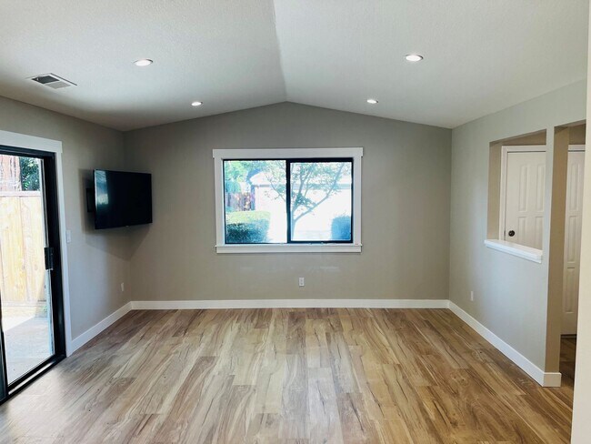 Building Photo - Single Level 2 Bedroom 2 Bath Danville Townhouse/Condo