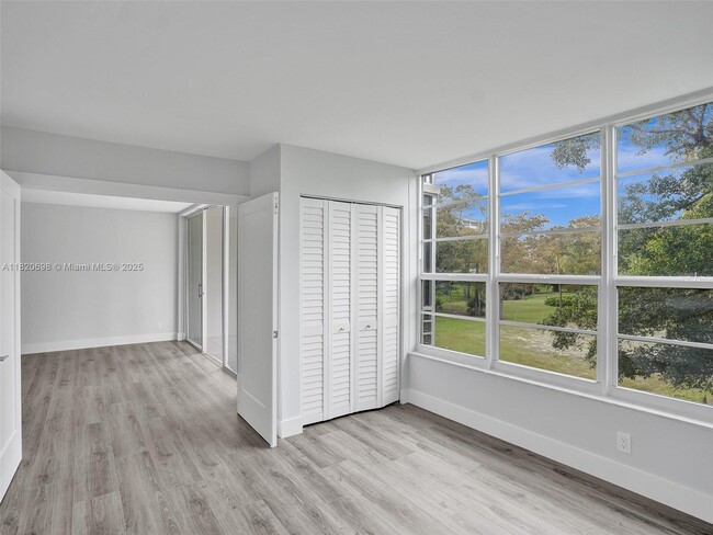 Building Photo - 605 Oaks Dr