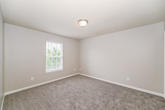 Building Photo - 167 Lyndhurst Dr