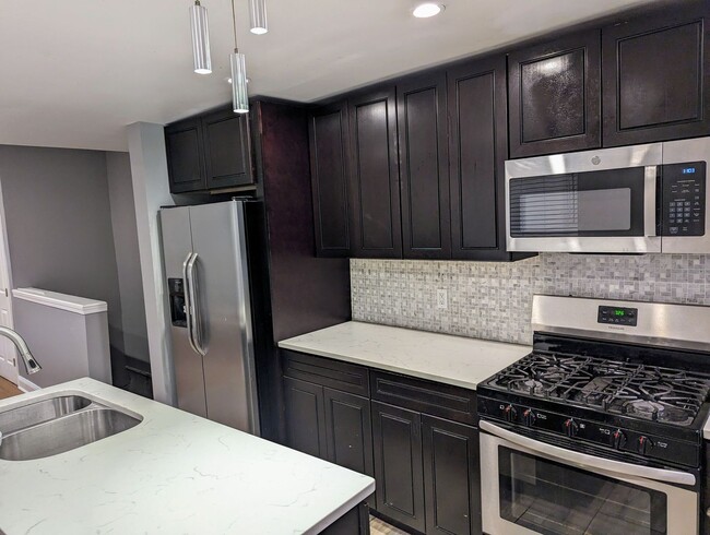 Building Photo - Cozy West Philly Home 4br/2.5ba w/ Hardwoo...