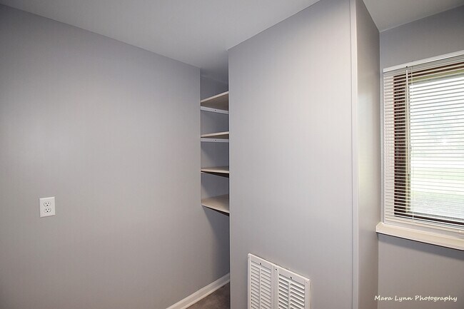 Building Photo - 106 W Kendall Dr