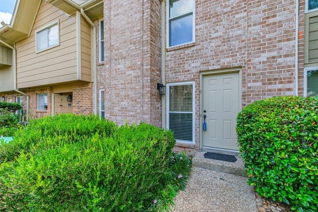 Building Photo - 2507 Bering Dr