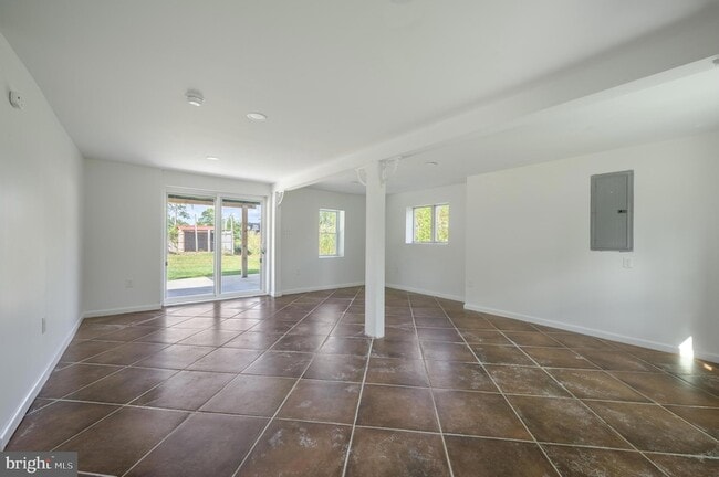 Building Photo - 1979 US-206