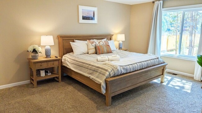 Building Photo - Beautiful Home with Modern Comforts