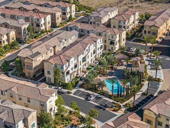 Building Photo - Stylish Three-Story Townhome with Private Courtyard & Pool Access
