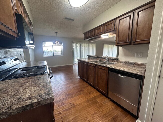 Building Photo - BEAUTIFUL WOOD FLOORING IN THIS 3 BR IN FO...