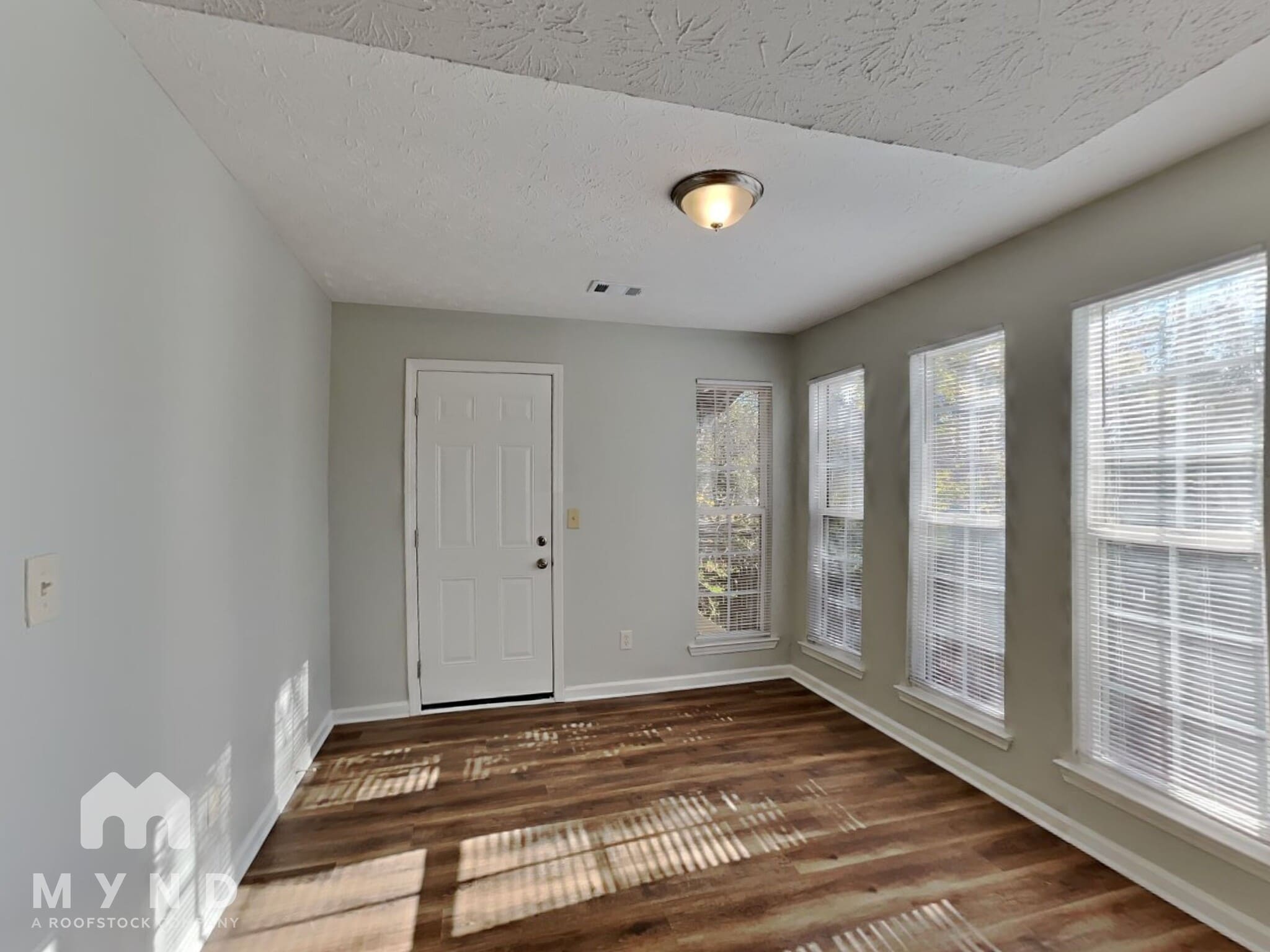 Building Photo - 3050 Brook Hollow Dr