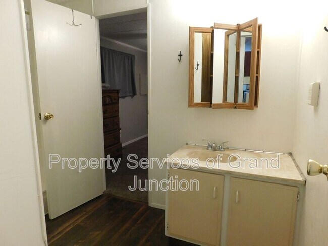 Building Photo - 2954 1/2 Cedar Place