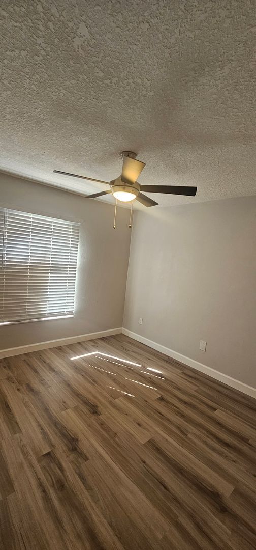 Building Photo - FABULOUS! LIKE NEW!  3 BEDROOM / 2 BATH / ...