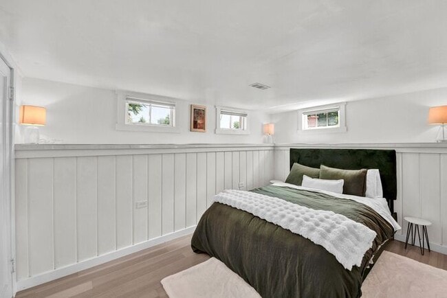 Building Photo - Elegant 1BR Basement Suite in Downtown His...