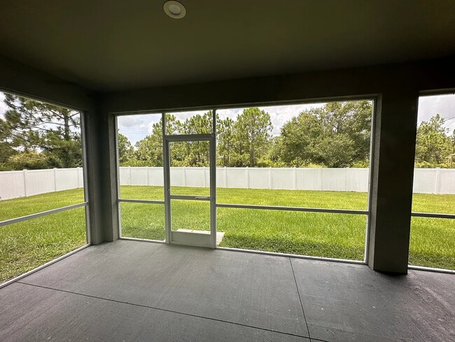 Building Photo - 1405 Poinsettia Ave