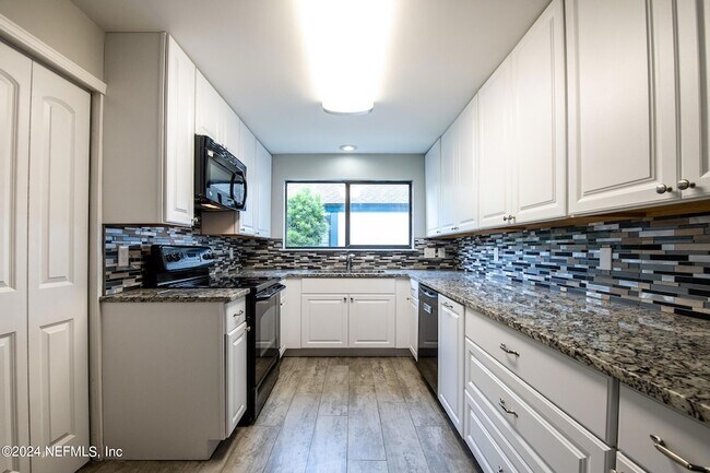Building Photo - 11448 Sugar Maple Pl S