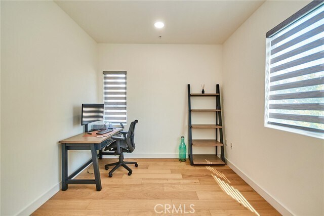 Building Photo - 820 S Wilton Pl