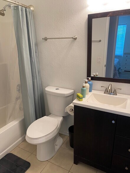 Full bathroom in hallway (by bedrooms #3-5) - 10044 Carlton Hills Blvd