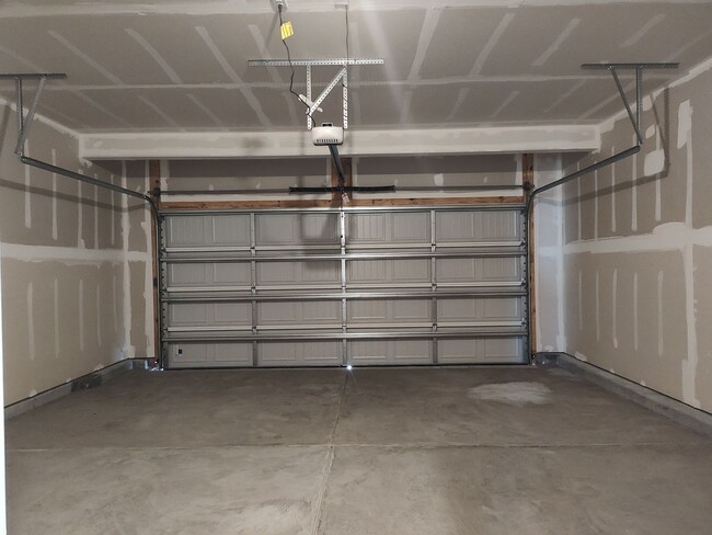 Building Photo - Move-in ready Home located in the Brightwa...