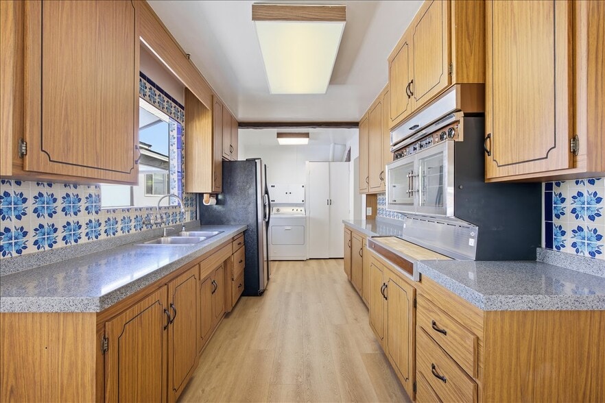 Building Photo - 819 N Maria Ave