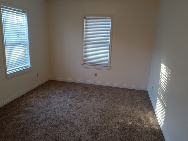 Building Photo - 2 Bedroom / 1.5 Bath Condo  Johnson City, TN