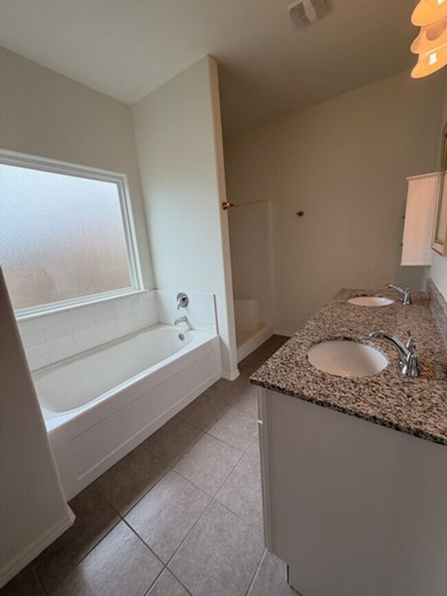 Building Photo - Beautiful 3BR/2BA House in Centerton with 2-Car Garage
