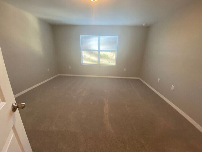 Building Photo - 3 Bedroom 2.5 Bath Townhouse in Davenport ...