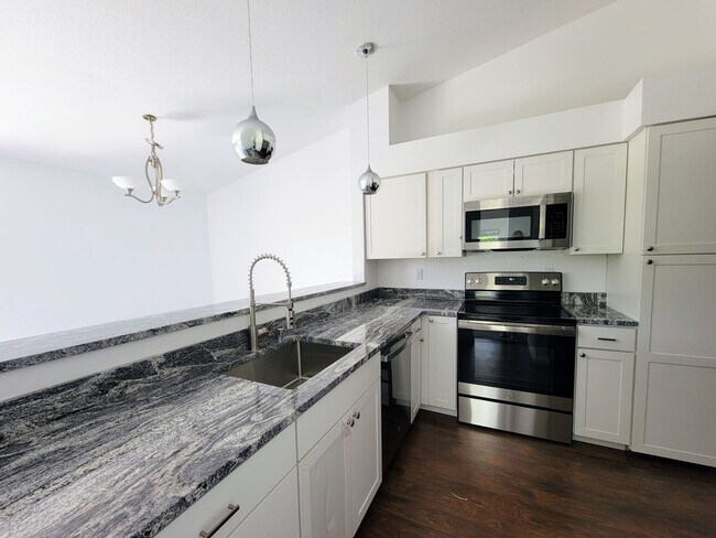 Building Photo - Newly updated condo in Sunn Fjord, close to everything!