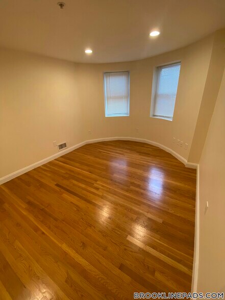 Building Photo - 1801 Beacon St