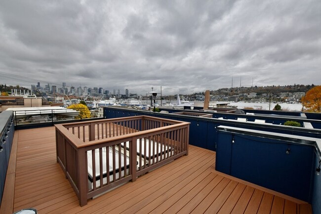 Building Photo - Gorgeous Eastlake Townhome - Stellar Locat...