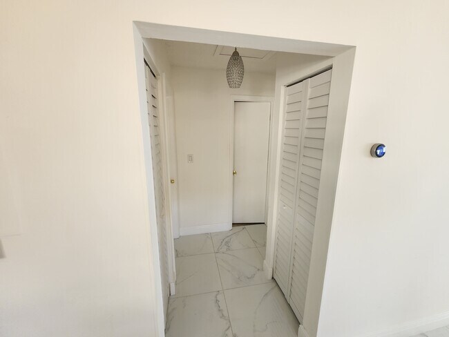 Building Photo - 1285 W 39th Pl