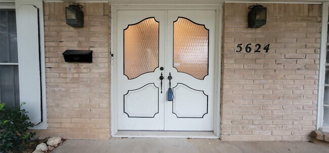 Building Photo - 5624 Woodway Dr